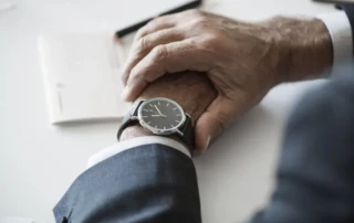 часы на руке делового человека